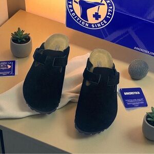 Birkenstock 🧚🏼♀️Boston Narrow Black Suede Mules🧚🏼♀️